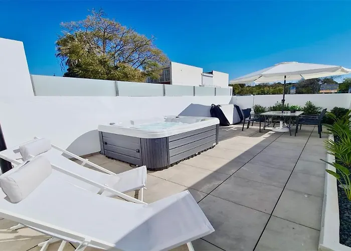 Marina Retreat - Cleverdetails, For 2 Adults And 2 Children, Jacuzzi, Near The Marina And The 빌라모라