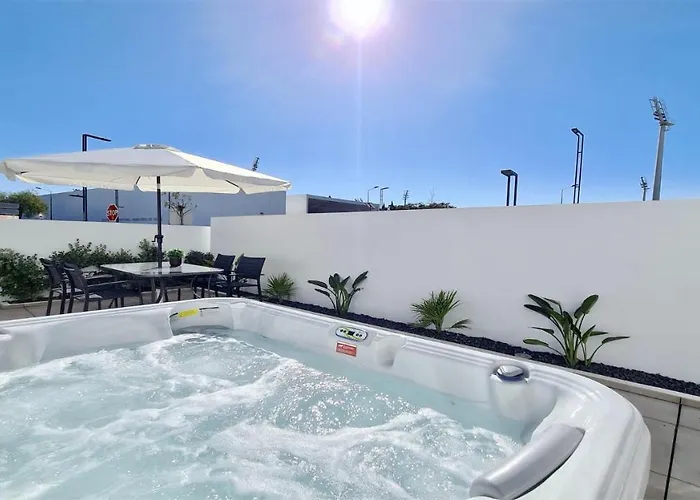 Marina Retreat - Cleverdetails, For 2 Adults And 2 Children, Jacuzzi, Near The Marina And The 아파트 빌라모라